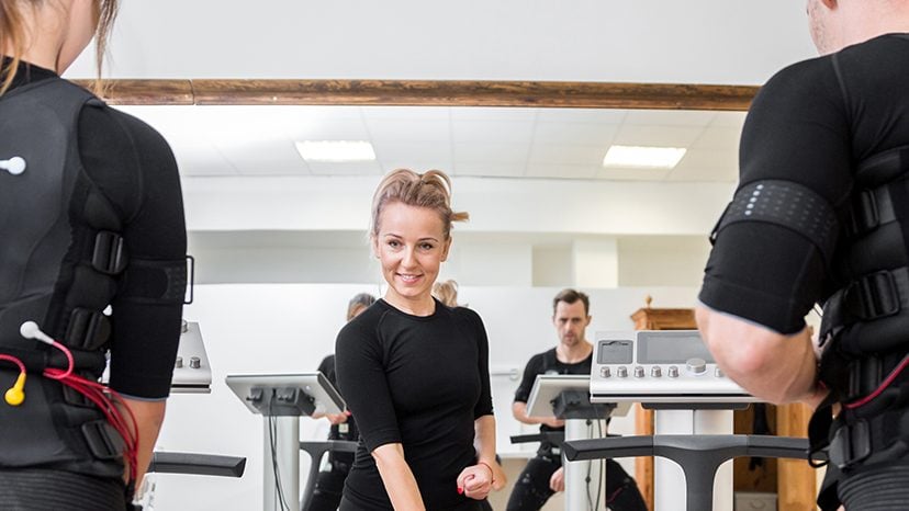 gruppe trainiert bei mybodyplace ems & personal training köln rodenkirchen