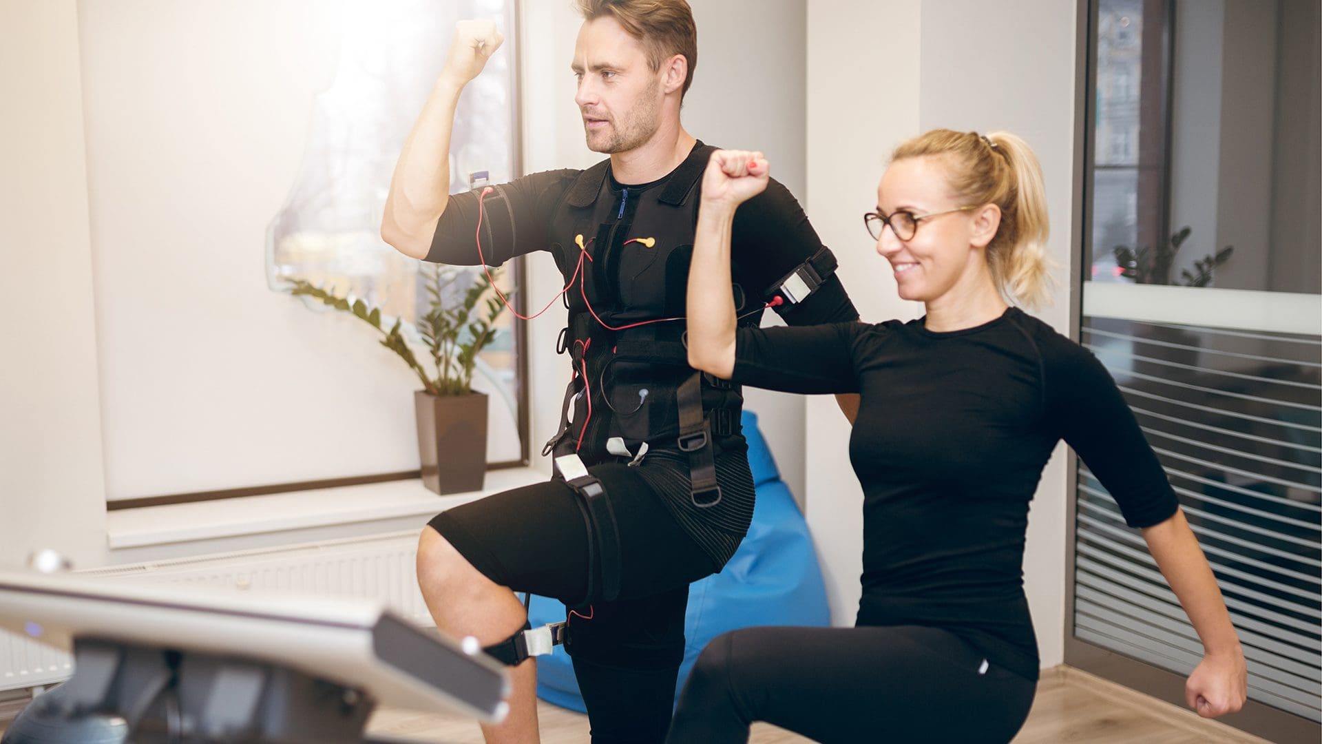 junger mann trainiert bei mybodyplace ems & personal training in köln sürth